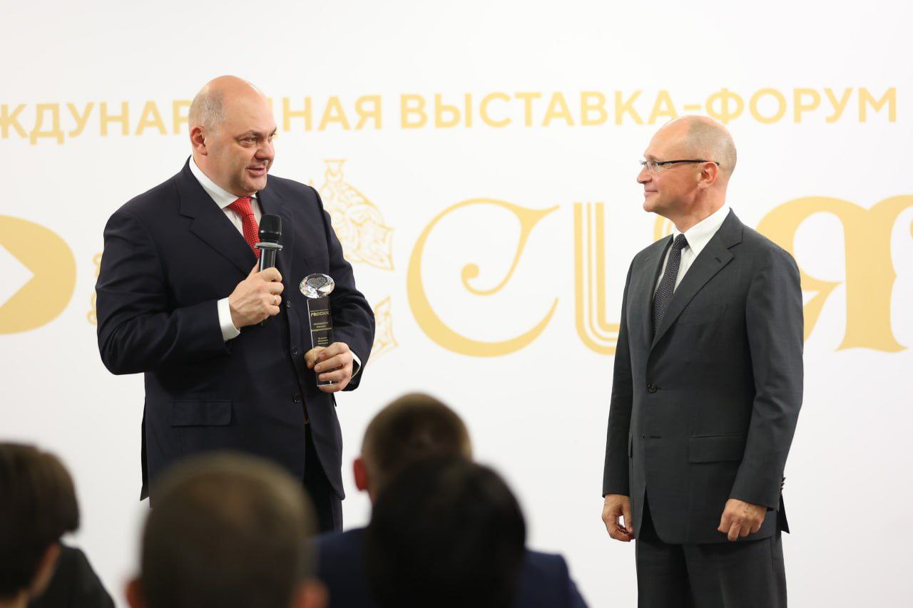Алексей Смирнов посетил стенд Курской области на выставке "Россия"