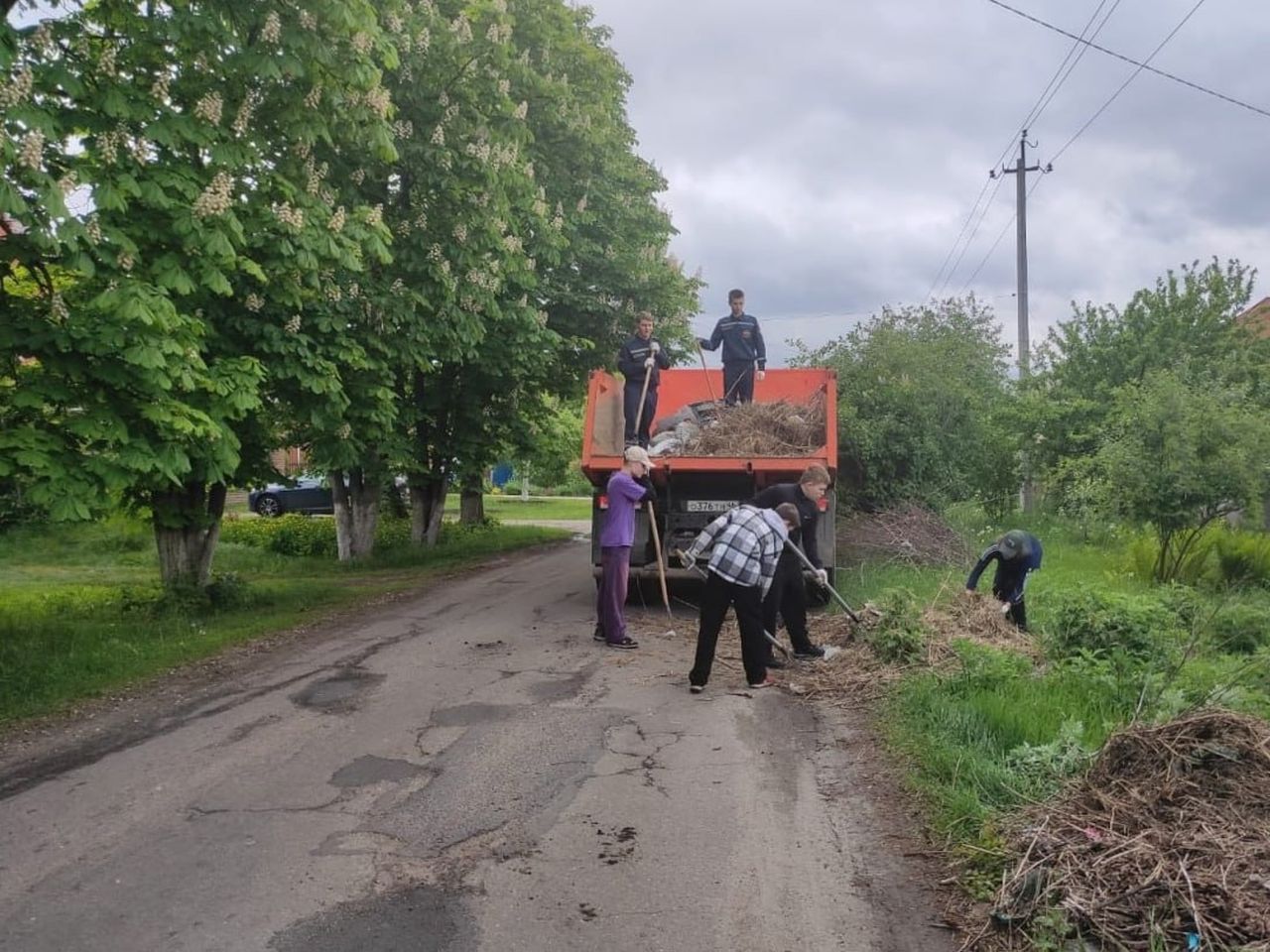 Волонтёры помогли семьям участников СВО с благоустройством дворов
