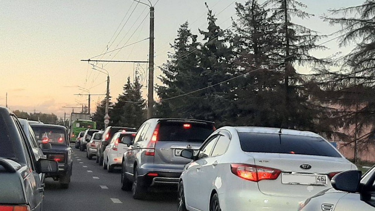 В Курске ДТП на Перекальского спровоцировало пробку