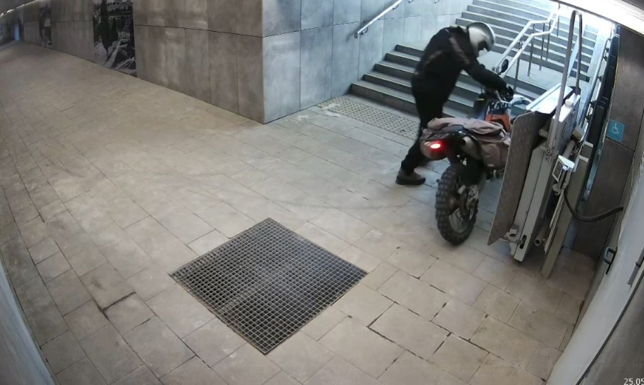 В Курске вандал на мотоцикле изуродовал плитку в подземном переходе