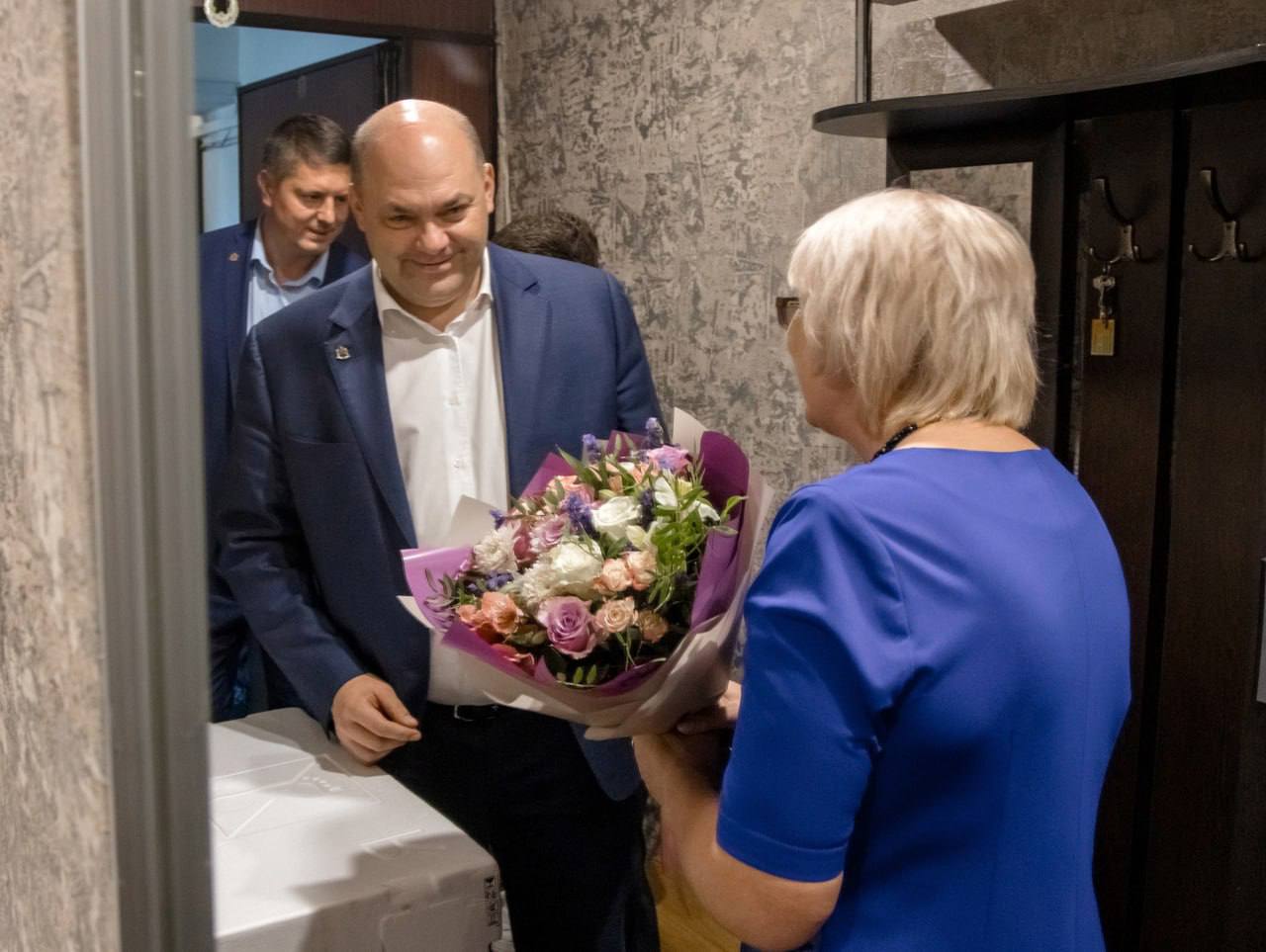 Врио губернатора Алексей Смирнов навестил переселившуюся из приграничья семью