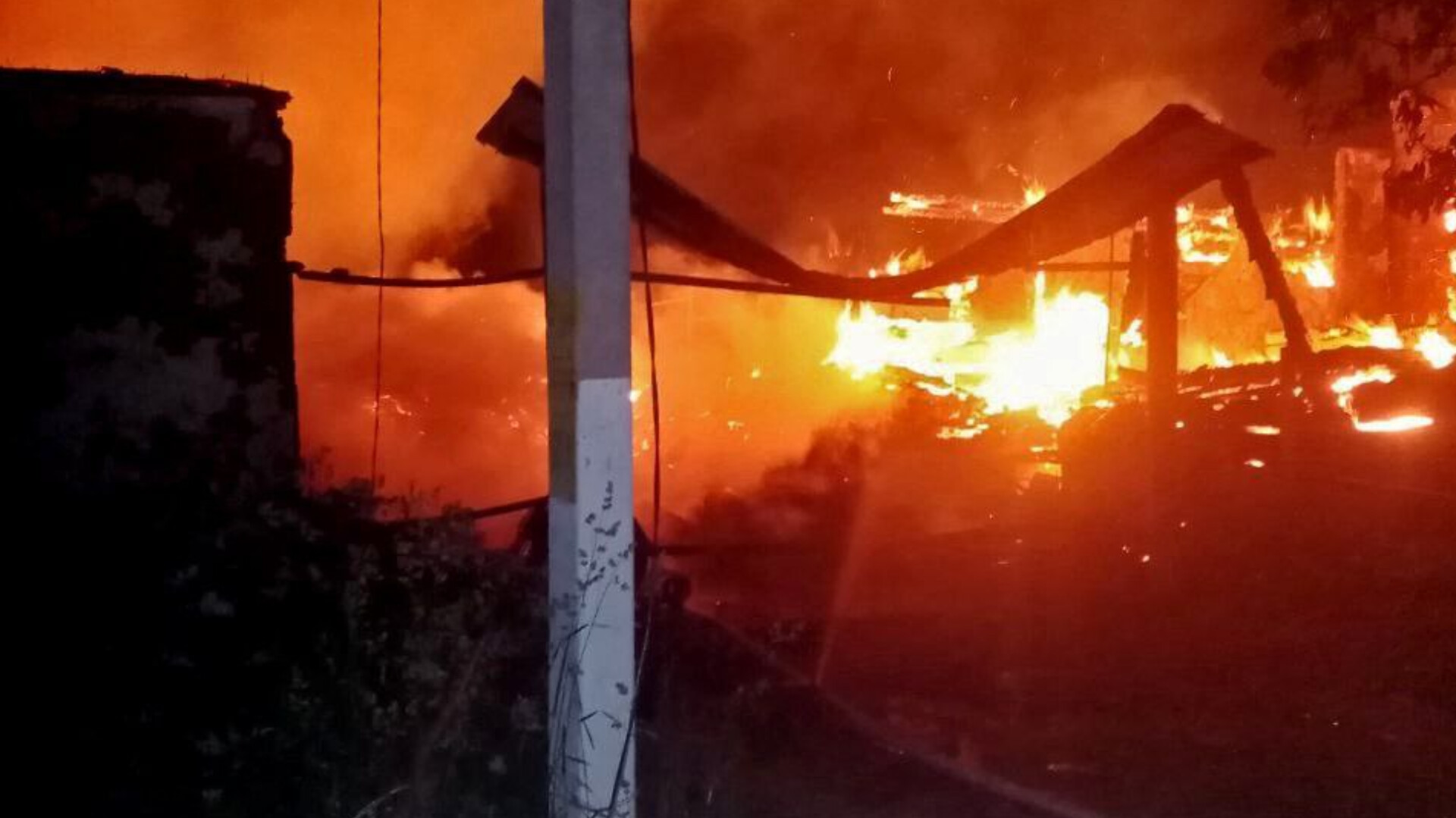 В результате атаки дронов ВСУ в Тëткино ночью загорелись 6 зданий