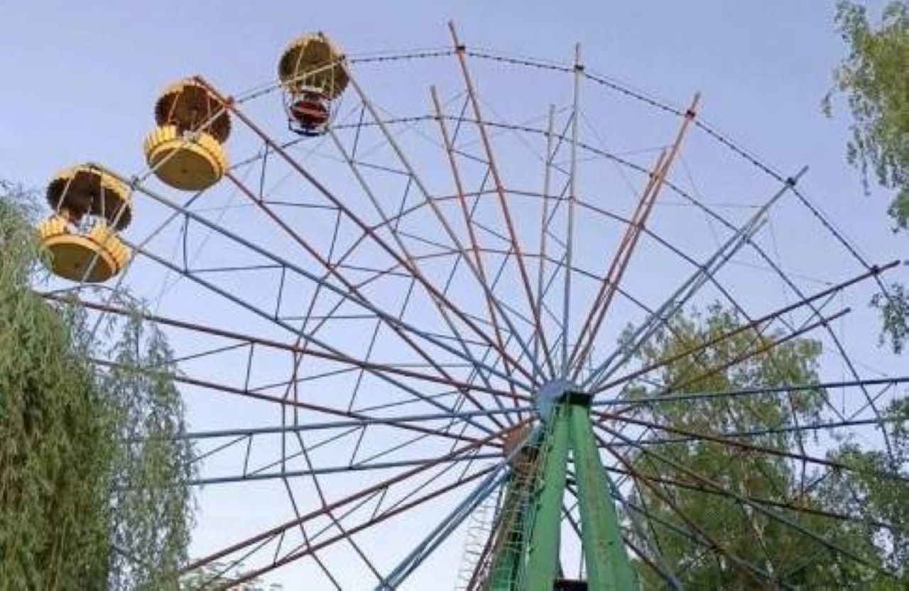 В Железногорске демонтируют старое "чёртово колесо"