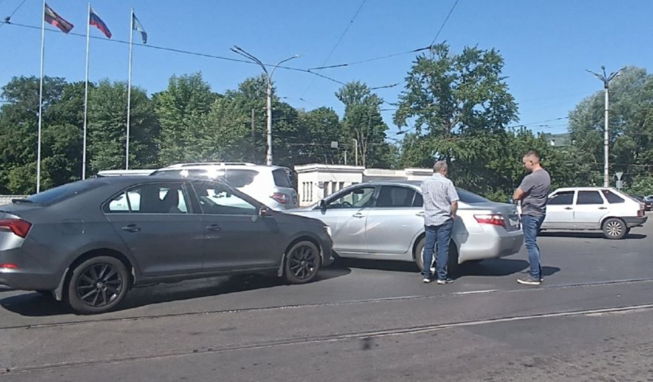 Утро 29 мая в Курске началось с ДТП на улице Энгельса