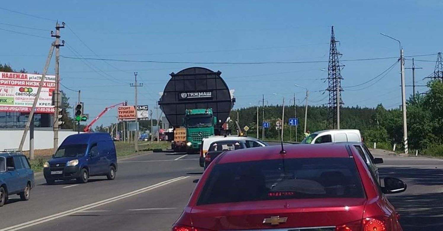 В Курске транспорт с негабаритным грузом спровоцировал пробку