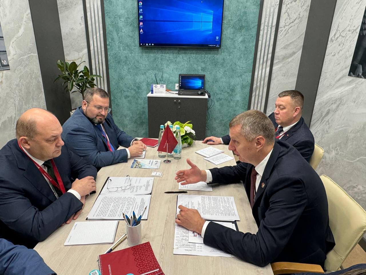 Алексей Смирнов встретился с Чрезвычайным и Полномочным Послом Республики Беларусь в РФ Дмитрием Крутым