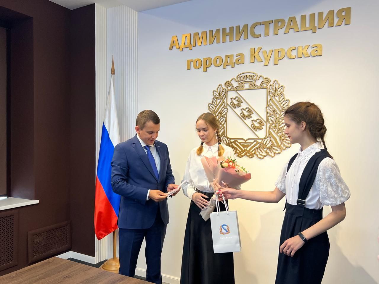 Накануне Дня России в Курске подросткам вручили первые паспорта