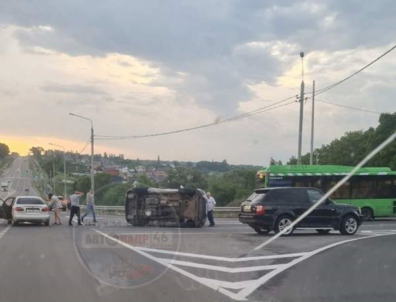 В Курске легковушка перевернулась в аварии на северном въезде