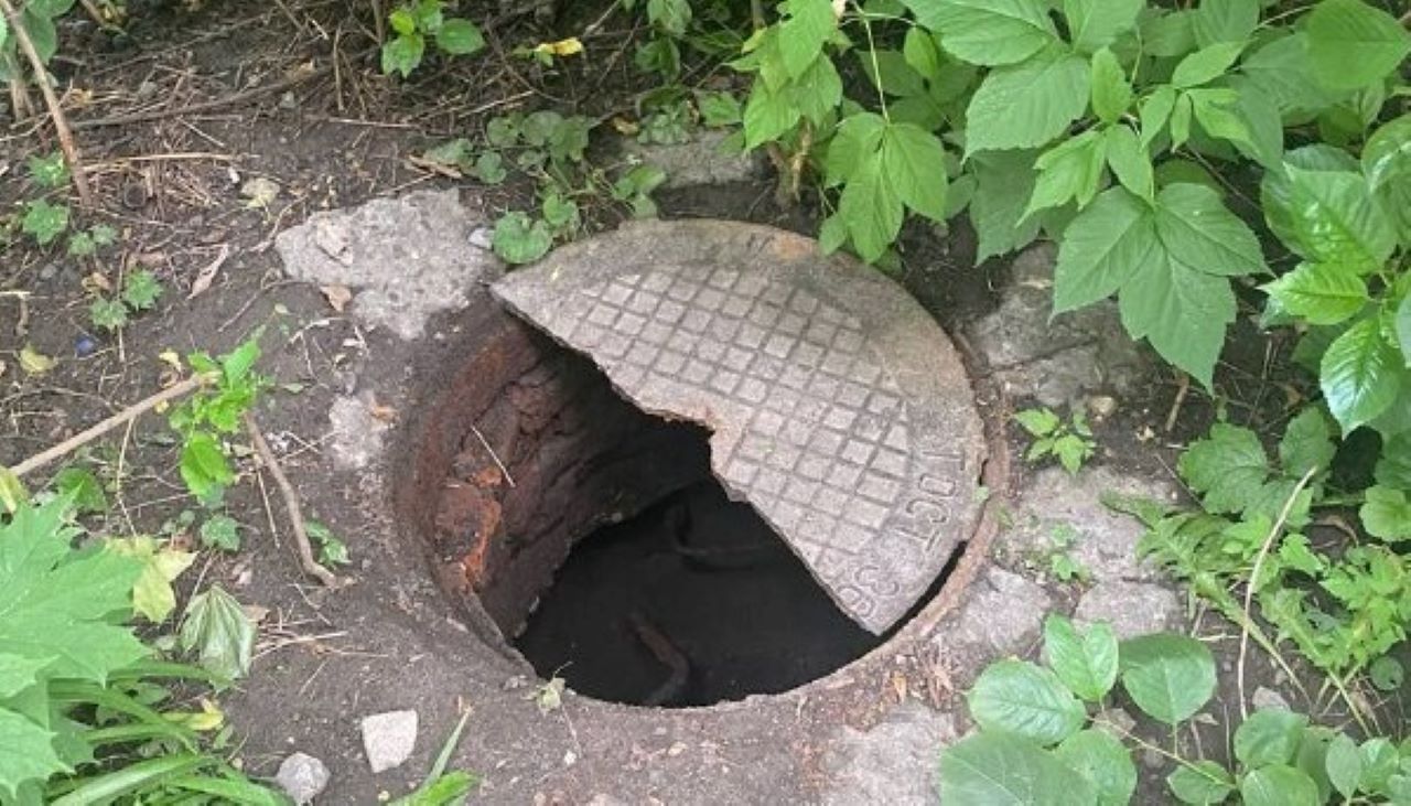 В Курске сменили крышку на люке, в который провалился мальчик