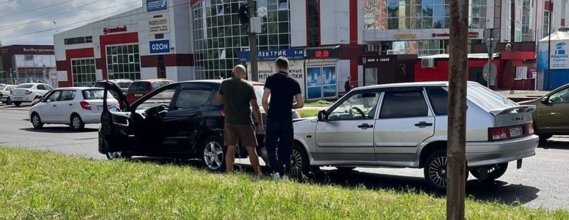 Утро в Курске началось с ДТП возле ТЦ "Компас"