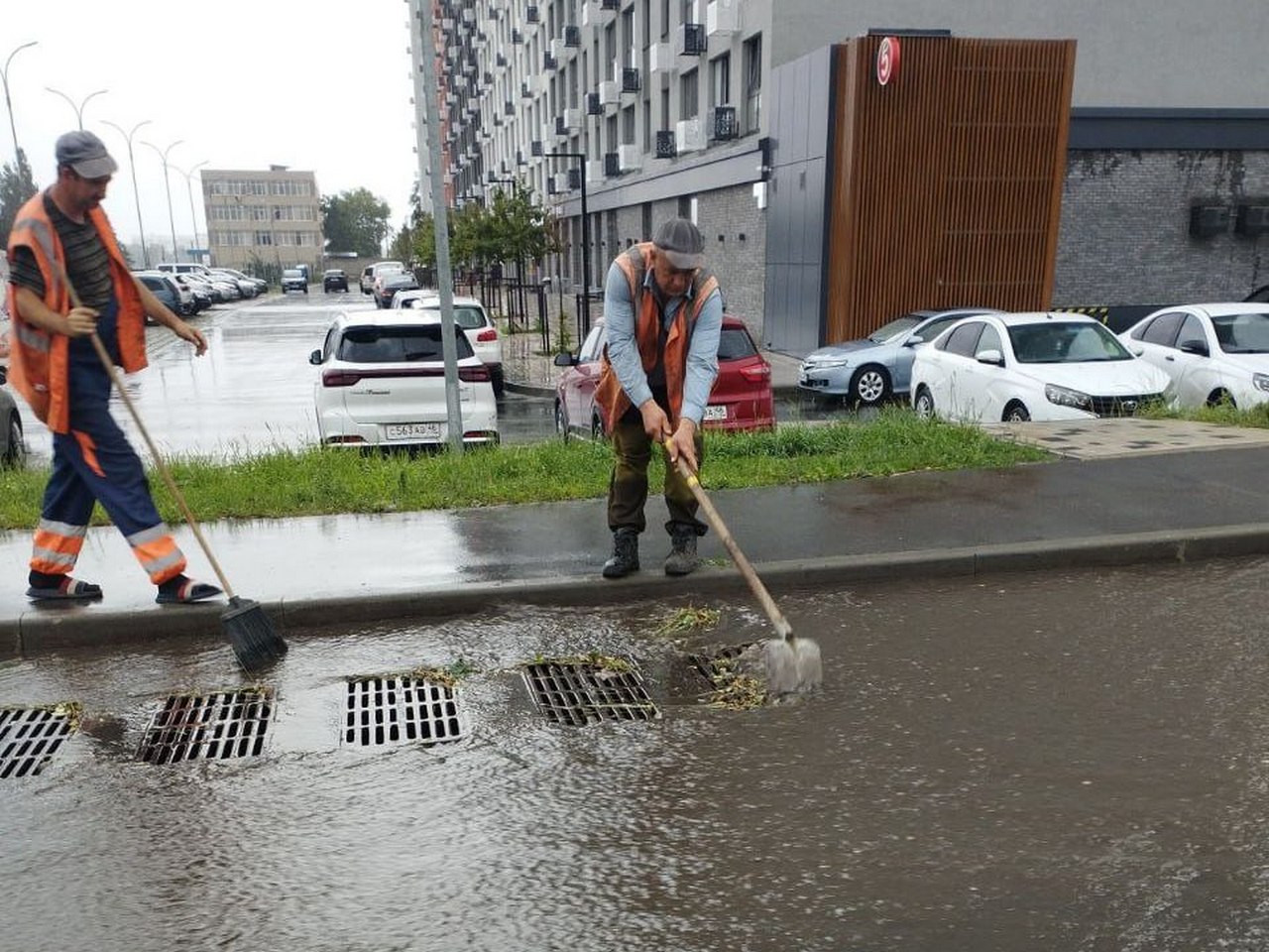 В Курске 58 рабочих и 42 единицы техники устраняют последствия непогоды