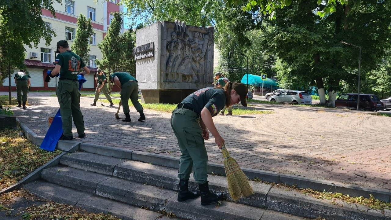 В Курской области сотрудники центра "Патриот" наводят порядок у памятников