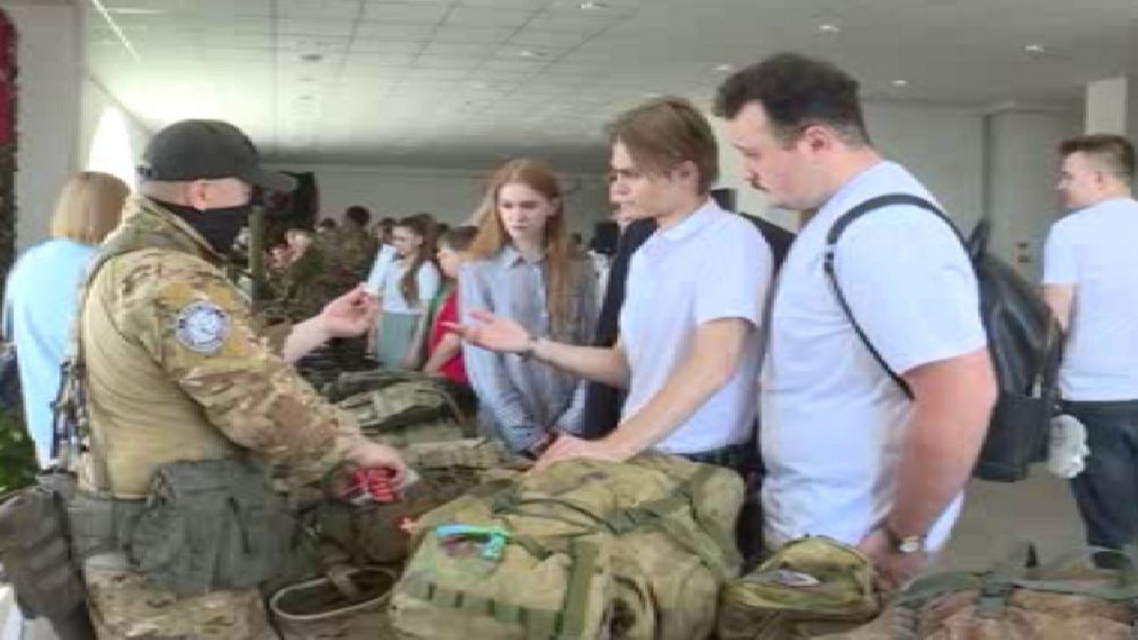 В Курске на выставке подростков познакомили с военным делом