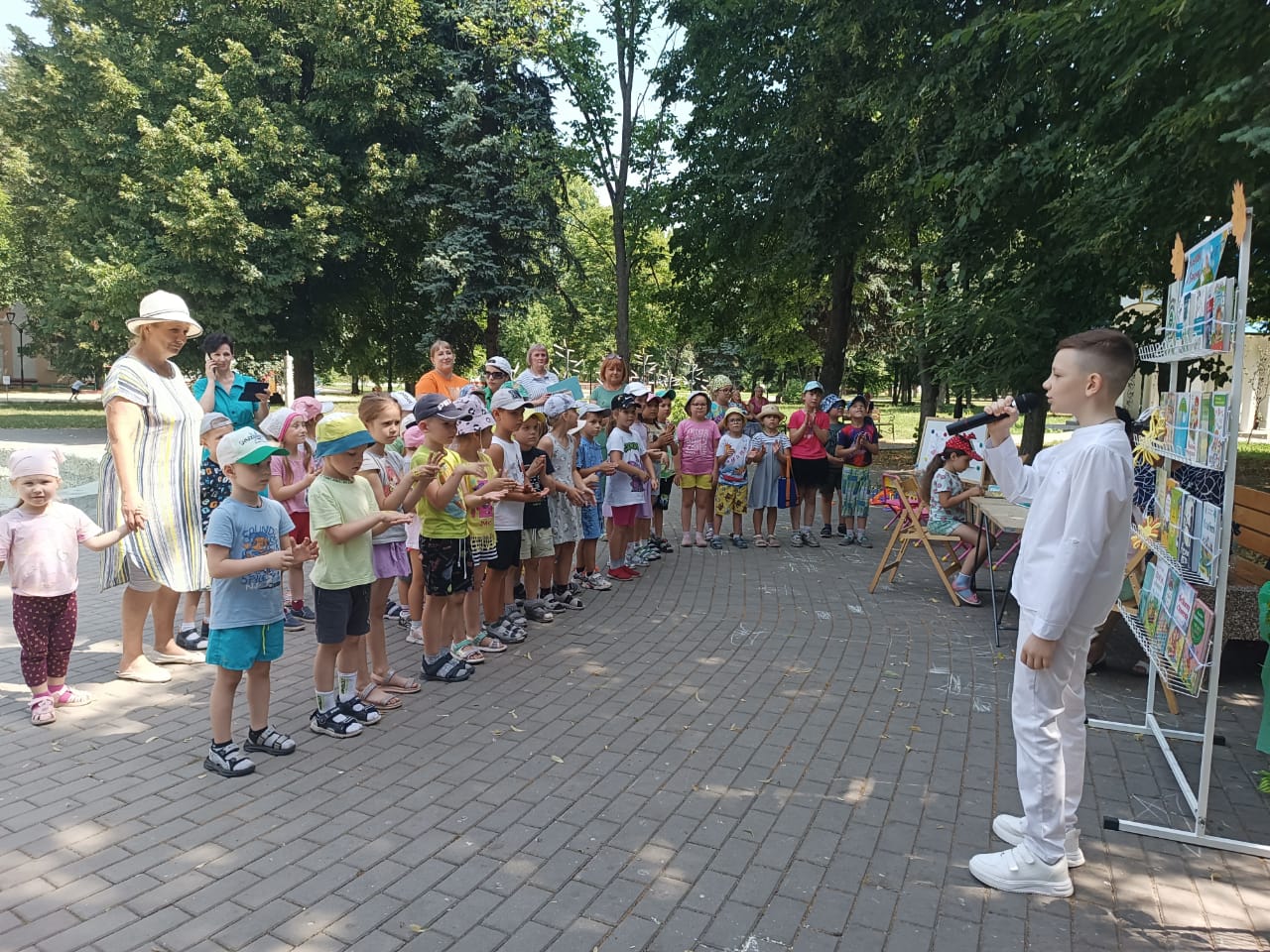 В Курске проходит библиодрайв "Цвет настроения - лето"
