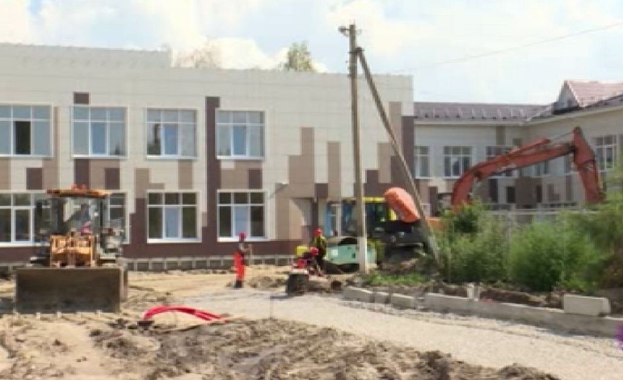 Врио губернатора Алексей Смирнов посетил Курский и Октябрьский районы