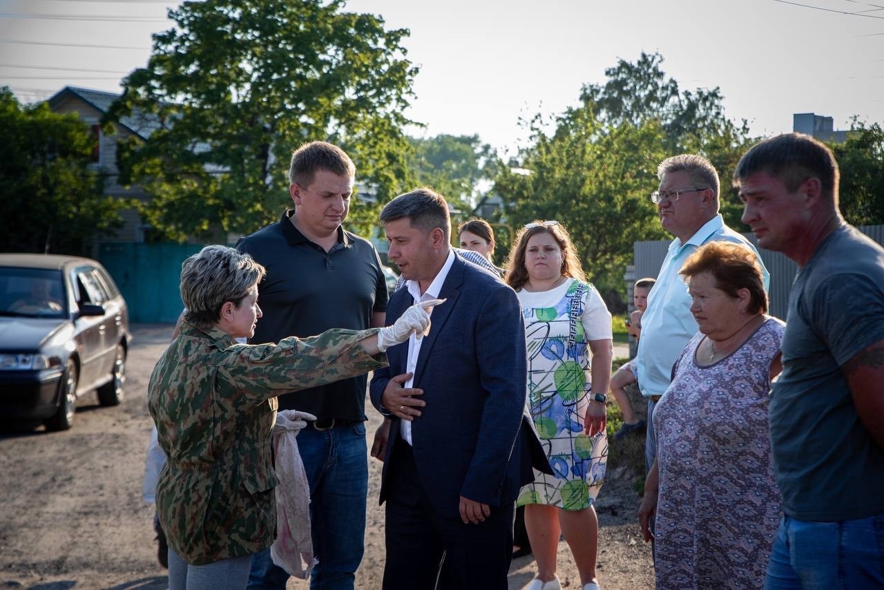 В центре Курска устраняют дефекты асфальта