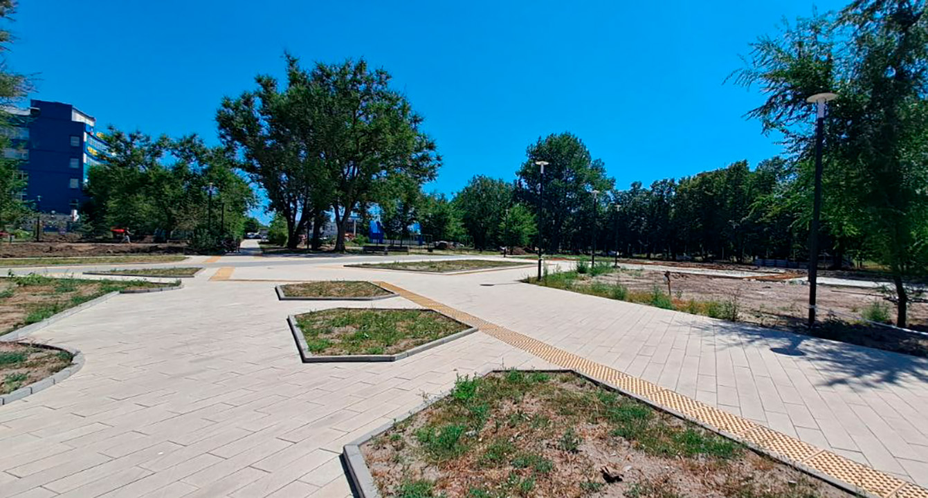 В Курске продолжаются работы по благоустройству сквера 
