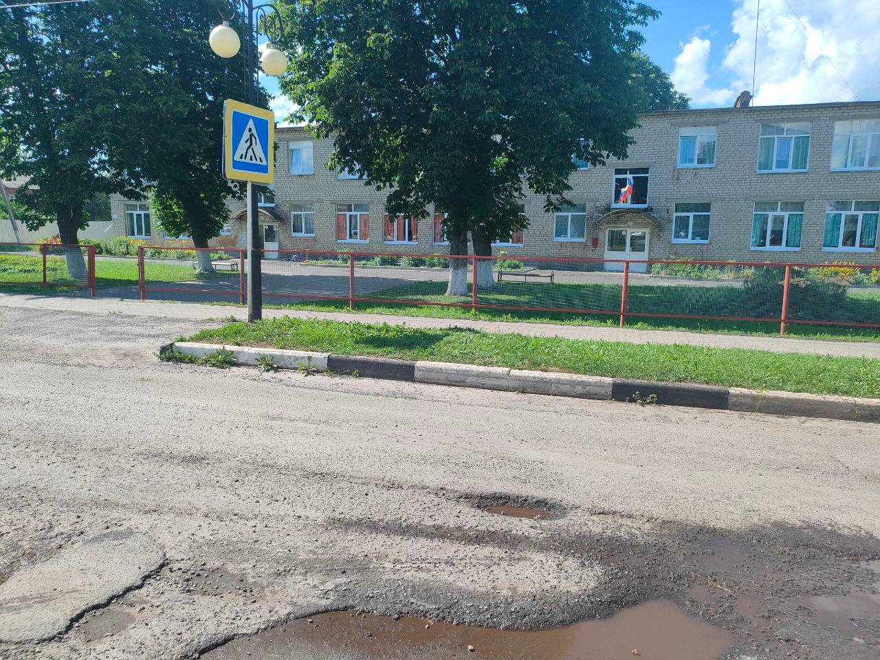 Прокуратура обязала администрацию Хомутовки отремонтировать дорогу