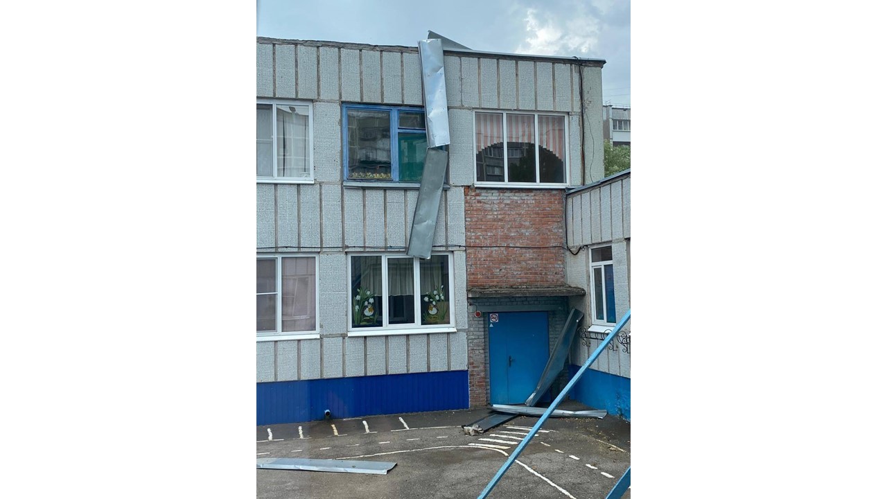В детсаду №122 Курска из-за сильного ветра повреждена кровля
