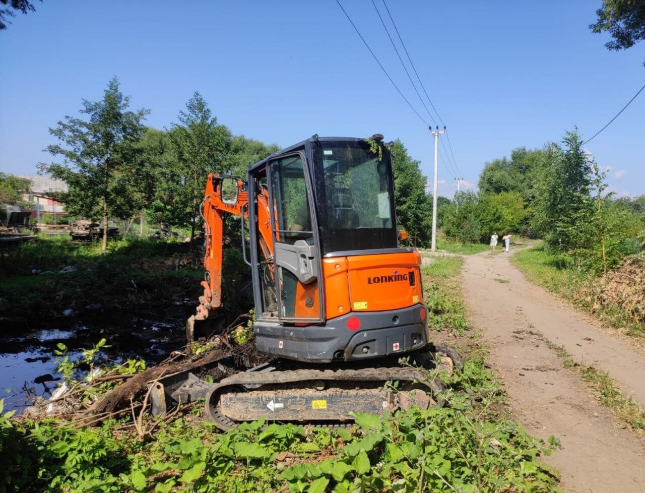 В Курске расчищают и углубляют водоотводной канал на улице Новой Восточной