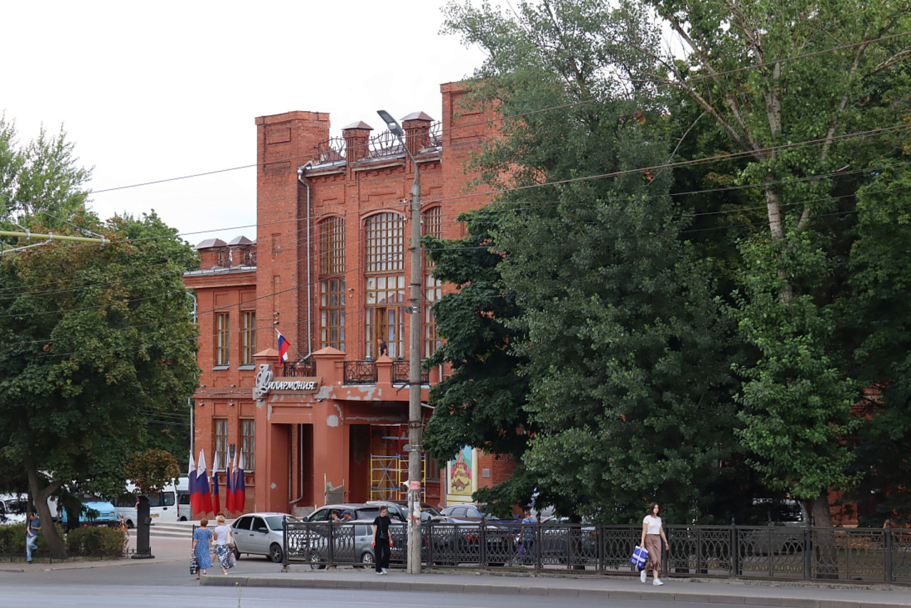 В Курске идёт капремонт кровли здания филармонии на площади Перекальского
