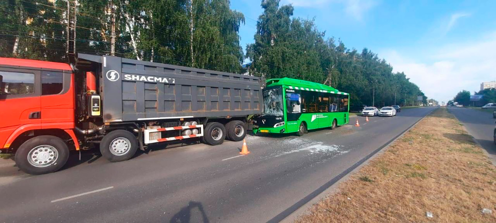 В Курске волгабас въехал в припаркованный автомобиль 