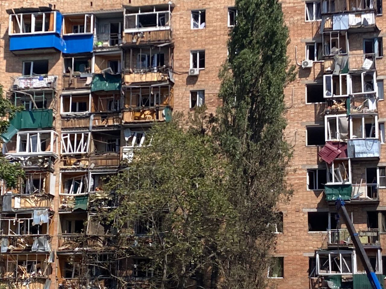 В Курске в результате падения обломков ракеты на многоквартирный дом пострадали 15 человек