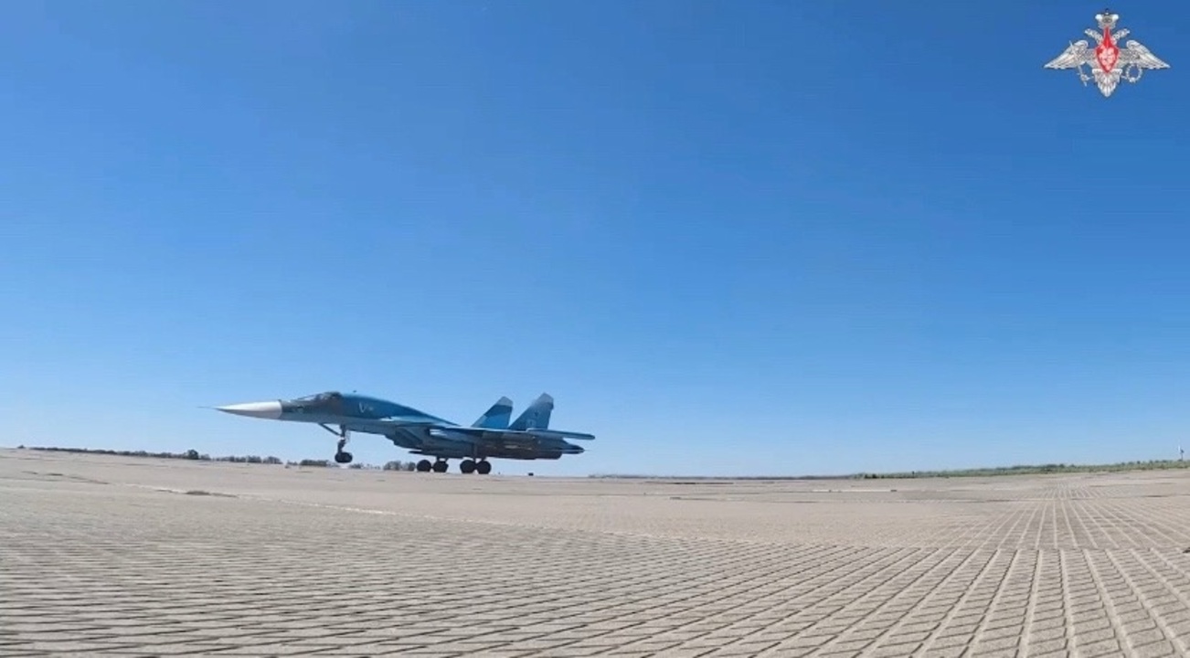 Экипажи Су-34 продолжают уничтожать позиции ВСУ в Курской области