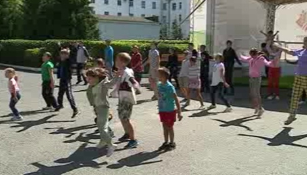 Чемпион мира провел зарядку ребятам из приграничья, поселившимся в курском ПВР