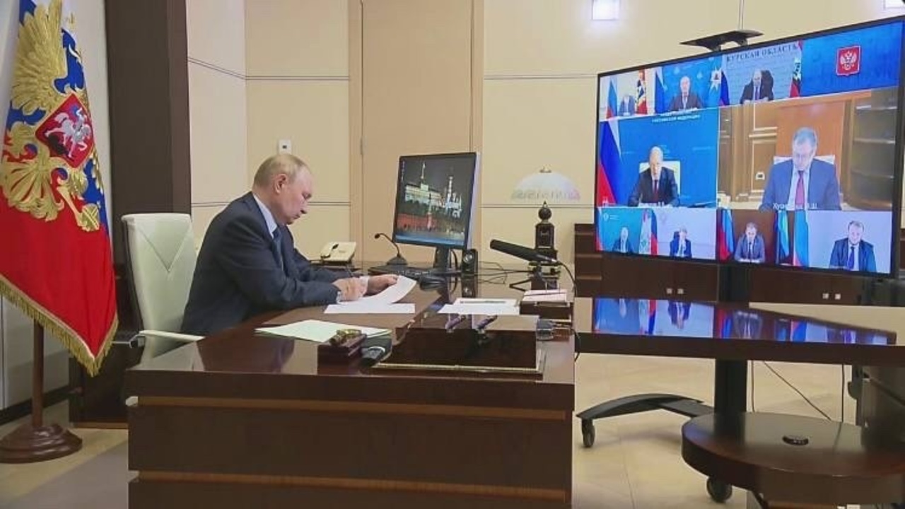 Президент РФ провел совещание по вопросам безопасности в Курской, Белгородской и Брянской областях