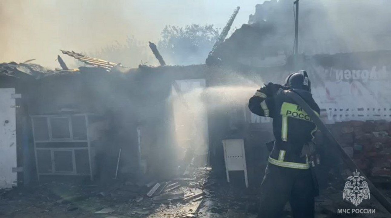 Пожар в деревне Зорино Курской области повредил 3 строения и гараж 