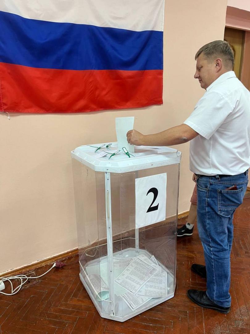 Глава Железнодорожного округа досрочно проголосовал на выборах губернатора Курской области 
