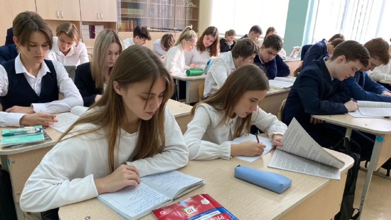 В Золотухинском районе Курской области за парты сели более 2 тысяч учеников