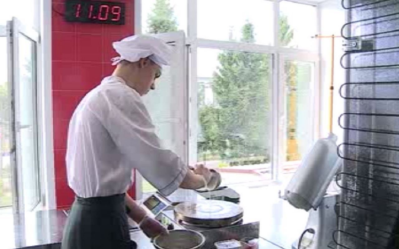Курские студенты учатся готовить на кухне профессионального ресторана