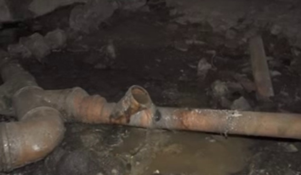 Единственное укрытие жильцов в доме на Проспекте Ленинского Комсомола в Курске постоянно затапливает