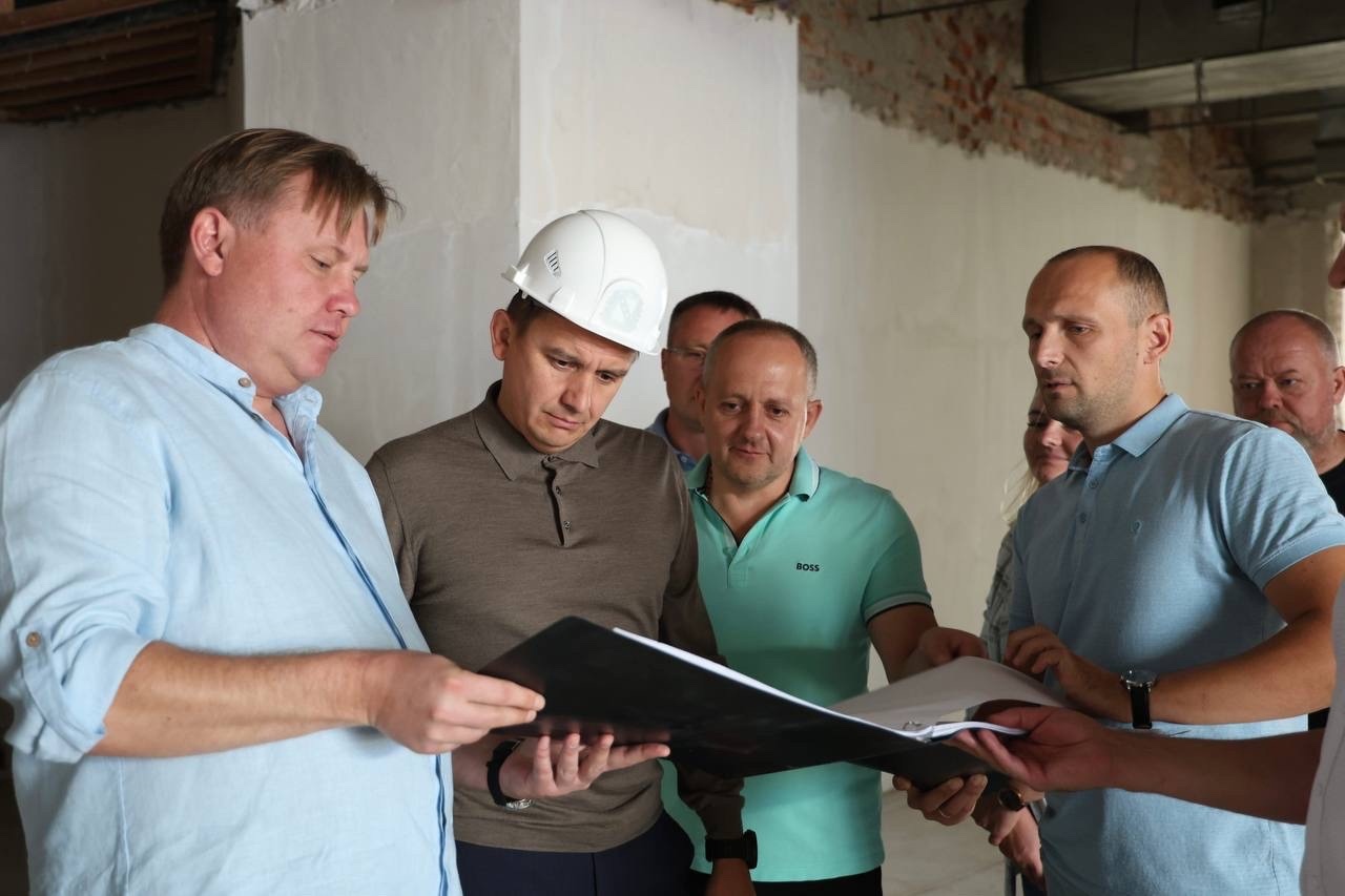 Мэр Курска проверил ход капремонта в городском молодёжном центре «Гелиос»
