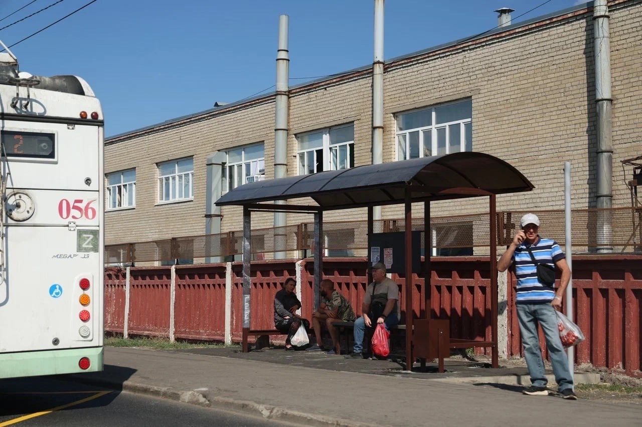 В Курске на улице 50 лет Октября завершена установка 19 остановок общественного транспорта 