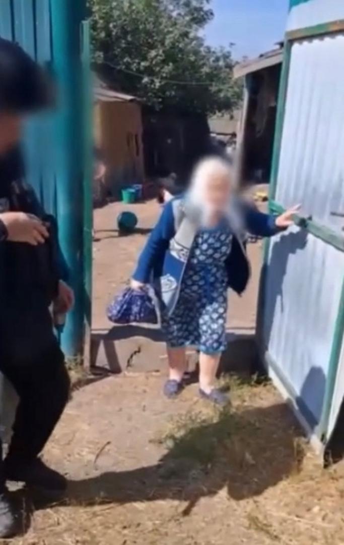 «Давайте быстрее, время не в нашу пользу»: курские полицейские помогли пожилой паре эвакуироваться 