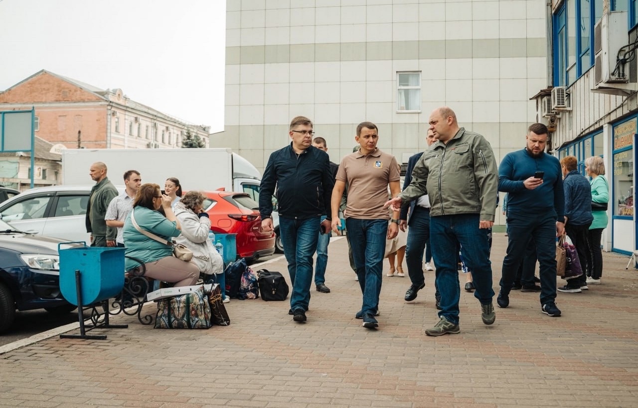 Губернатор Алексей Смирнов посетил центр оказания гумпомощи на Центральном рынке Курска