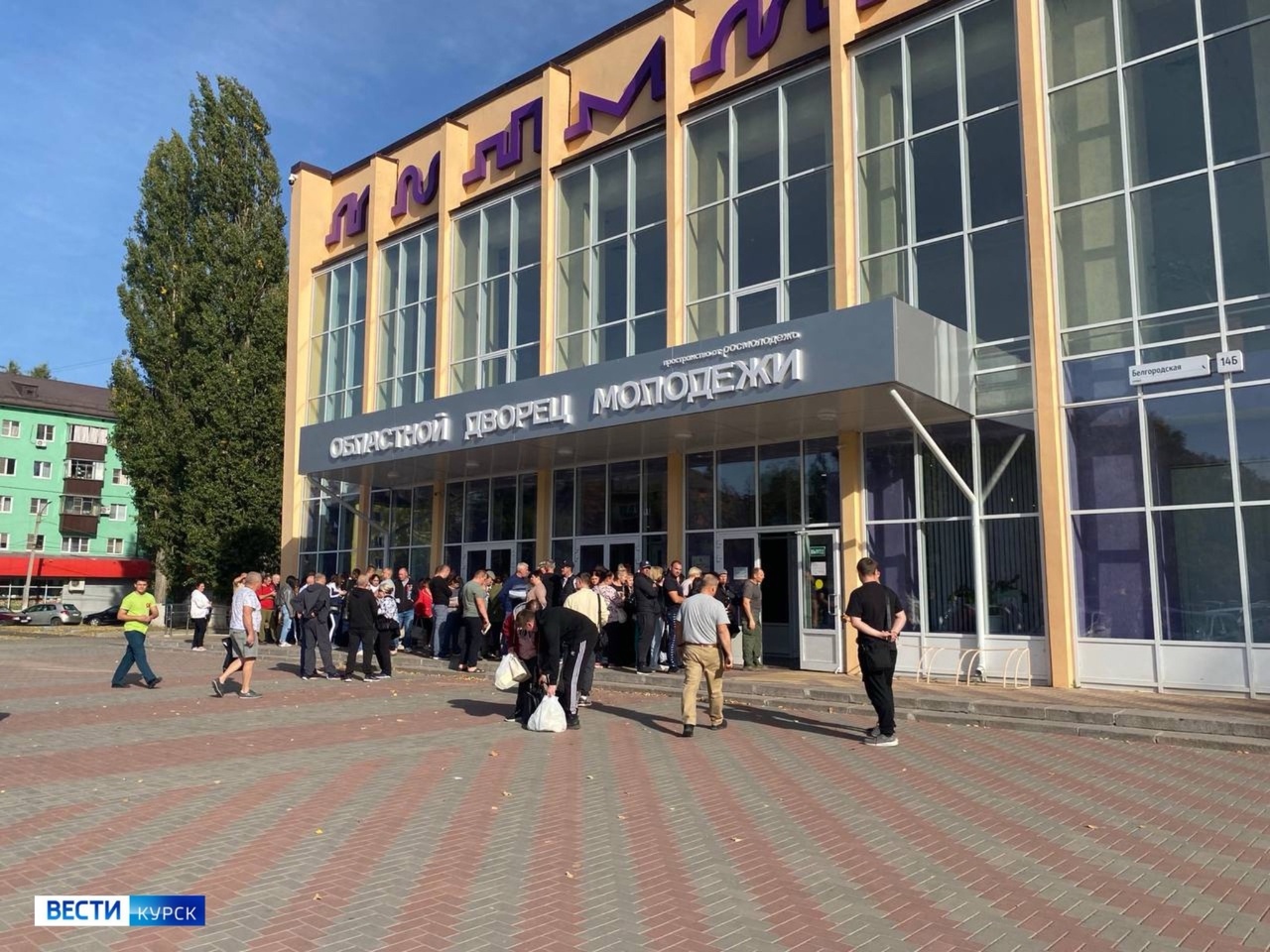 В Курске в областном Дворце молодежи продолжает работу пункт гуманитарной помощи 