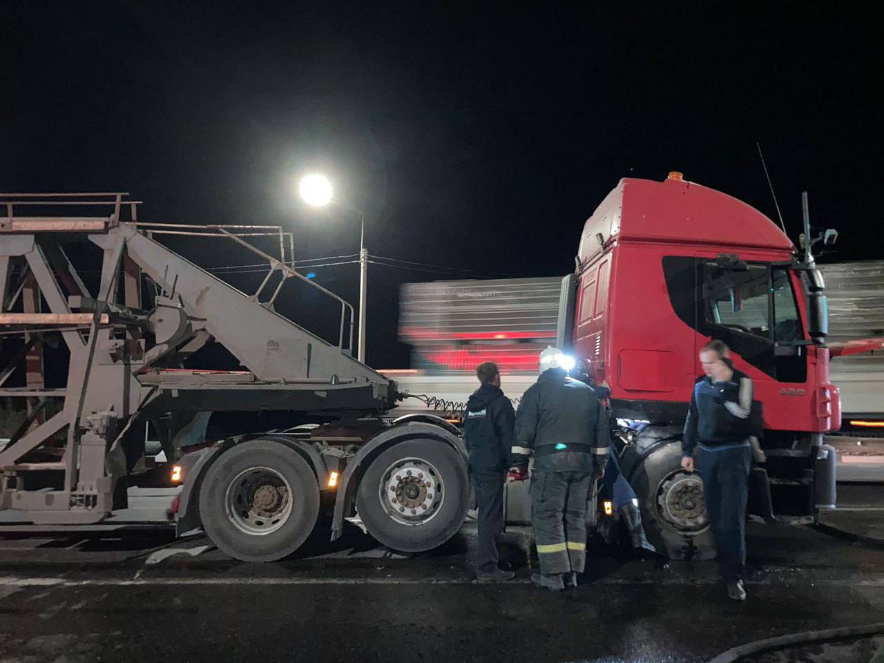 Сотрудники МВД помогли потушить загоревшийся автомобиль в Курской области