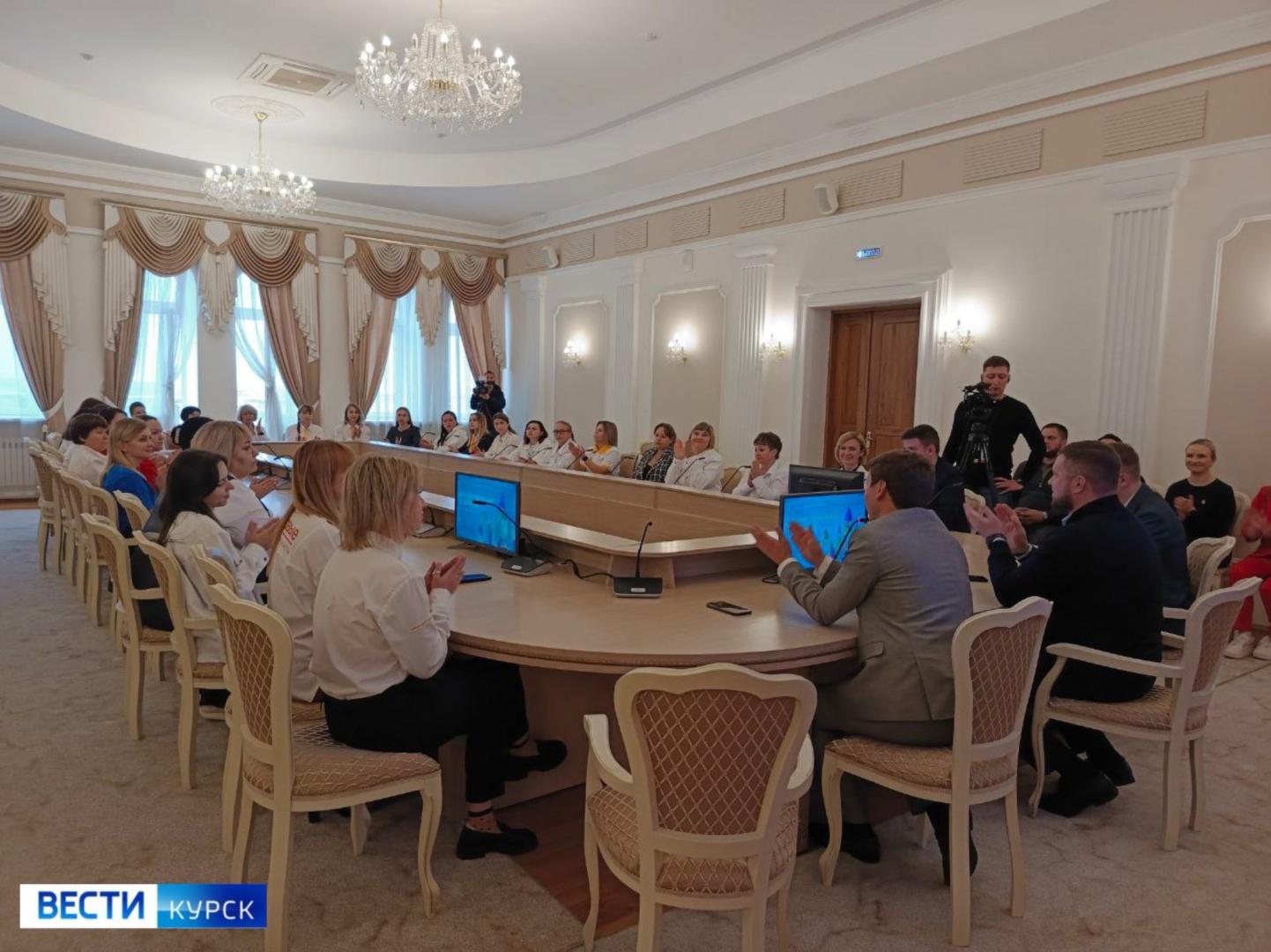 В Курске наградили победителей всероссийского конкурса первичных отделений «Движения первых»