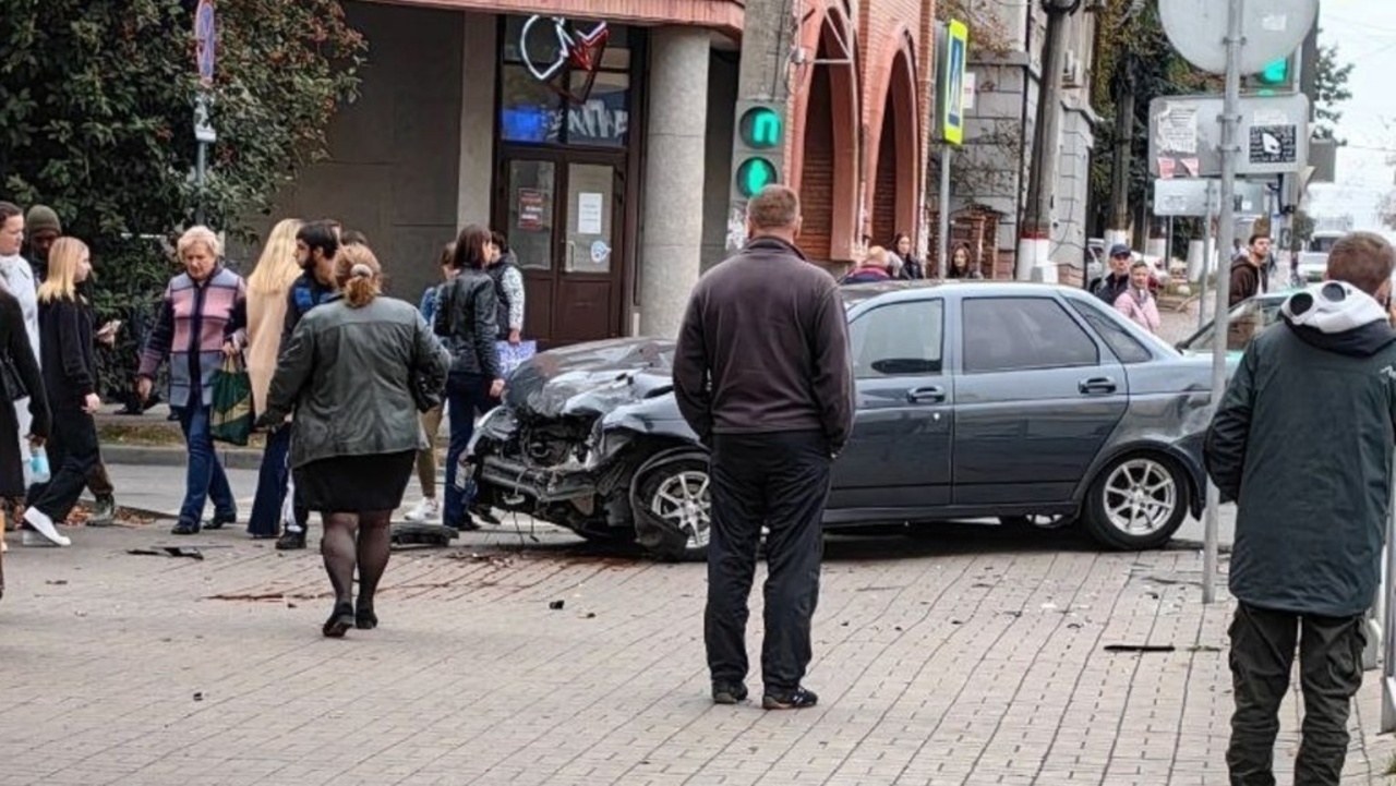 Серьезная авария в Курске: в результате столкновения автомобиль вылетел на тротуар