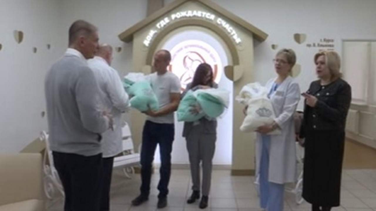 Сегодня на выписку тройни в перинатальный центр приехал губернатор Алексей Смирнов
