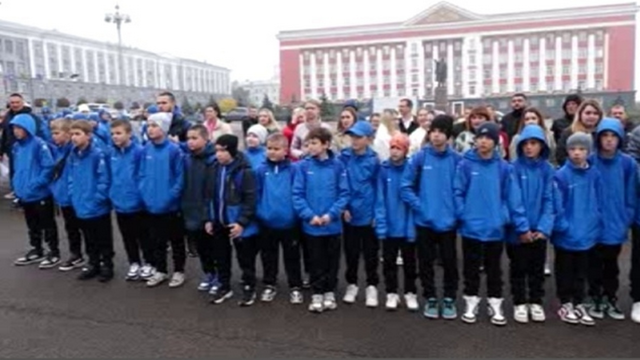 Сегодня губернатор Алексей Смирнов проводил юных курских футболистов в Москву 