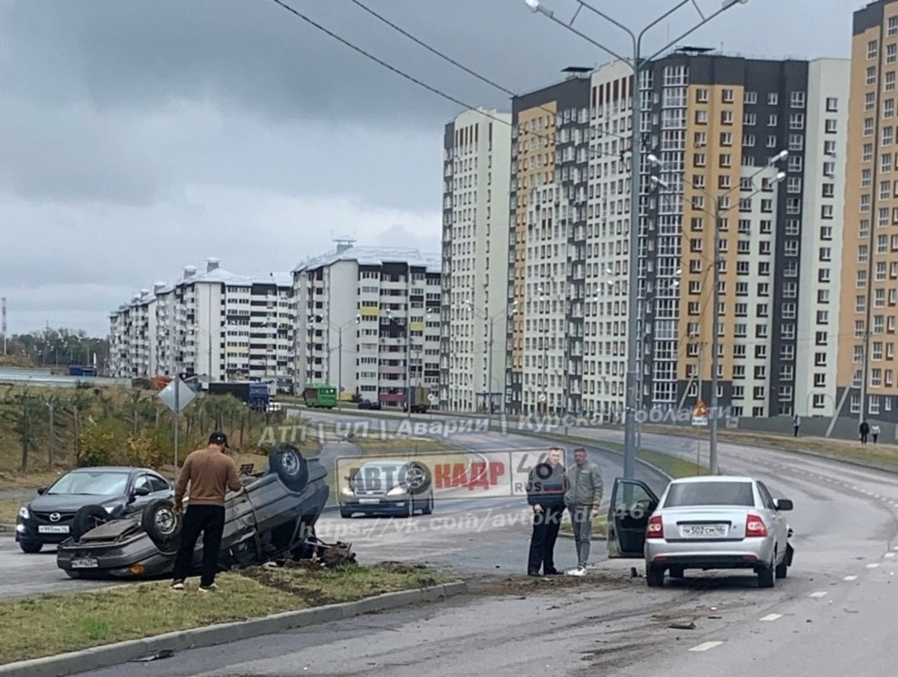 В Курске произошла авария с перевернутым автомобилем