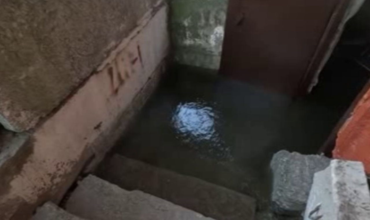 В Курске подвал дома на улице Ольшанского затопило горячей водой