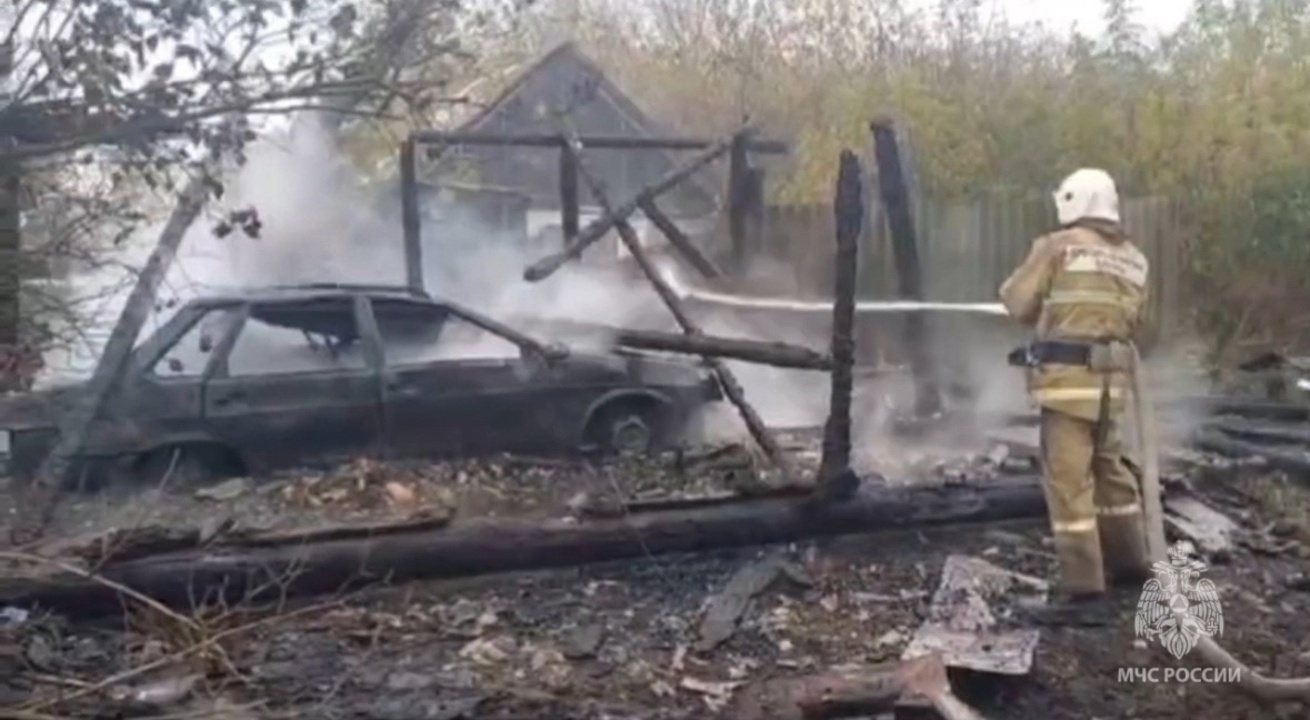 Накануне в Курской области сгорели деревянный гараж и автомобиль 