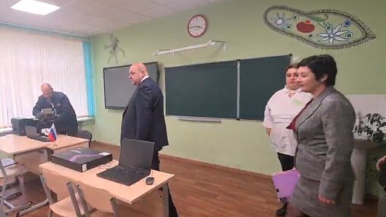 Глава Курского региона Алексей Смирнов посетил "Волжанскую школу им. В. М. Репринцева" 