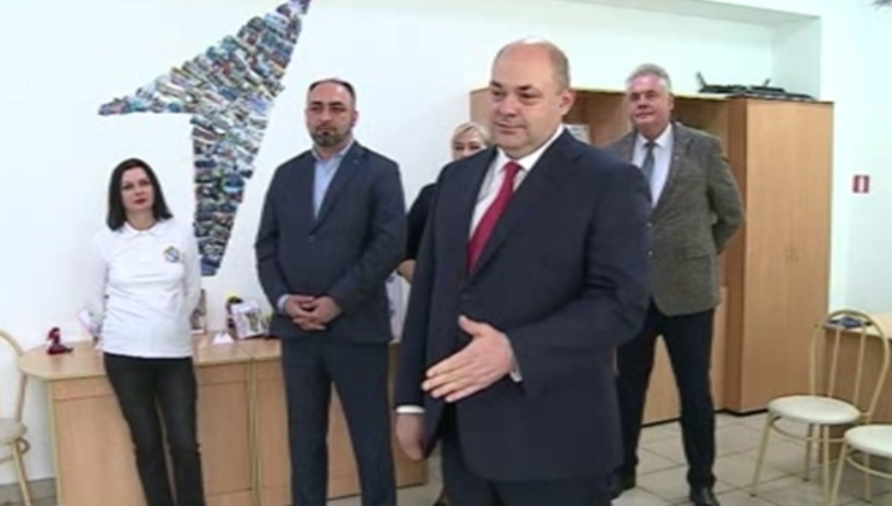 Сегодня губернатор Курской области Алексей Смирнов посетил дом культуры в поселке Золотухино 